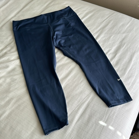 Nike Women’s Workout Legging - Picture 2 of 6